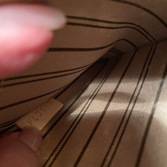 Louis Vuitton Neverfull pouch, wristlet - Picture 4 of 10